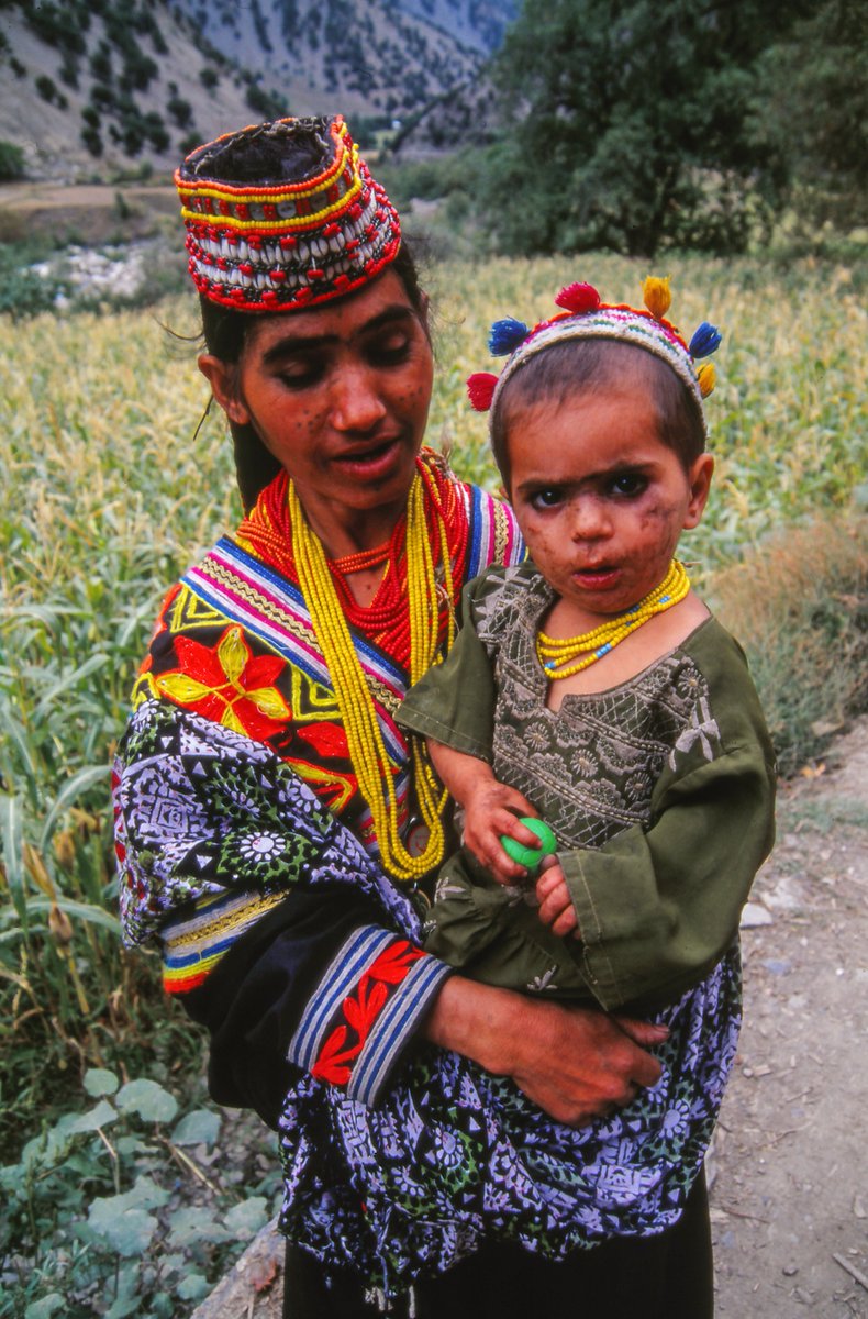 武藤弘司 アジアの子供 ポートレートシリーズ パキスタンの少数民族 カラーシャ族の子供 女性の民族衣装のデザインが可愛い 子供の帽子も独特で可愛らしかった ２００４年 パキスタン アジア パキスタン ポートレート 肖像 少数民族