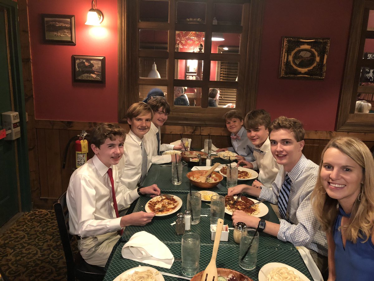 RRaidersCC's tweet photo. We clean up good! Thank you Provino’s for hosting us tonight! #RaceTomorrow #EatTonight #BerryClaraBowlInvite @RAIDERSonGarth https://t.co/VFZJ6hGA38