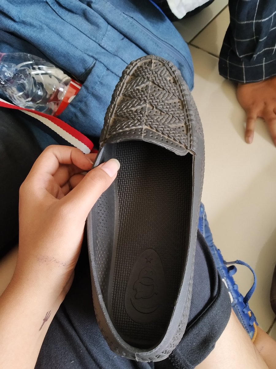 Rendangggggggs Tweet Ngakak Gasi Sepatu Temen Gua Alasnya