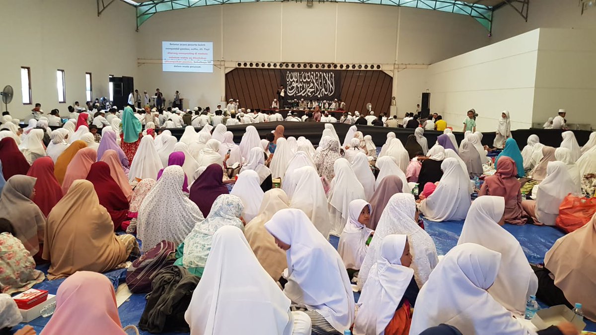AvieUmi's tweet photo. Tabligh Akbar gresik
#Muharram1441HGresik
#HijrahMenujuSyariahKaffah
#HijrahSelamatkanIndonesia
#TinggalkanLiberalismeLawanKomunisme
#WeAreTheWorldKHILAFAH https://t.co/UImarHOkt2