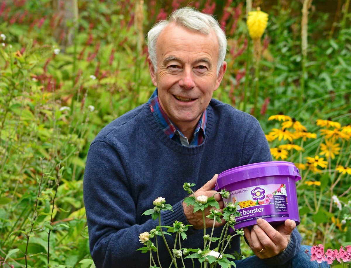 RJGarden's tweet photo. Are you starting to plant now autumn is on the horizon? It's nature's planting season &amp; a great time to plant. GIve them a head start with @RichardQVC #RootBooster. Buy a DOUBLE pack today for almost the price of one. @qvcuk 9am with Richard &amp; @annedawsonqvc TODAY. #Ad https://t.co/ddfwUiIPYV