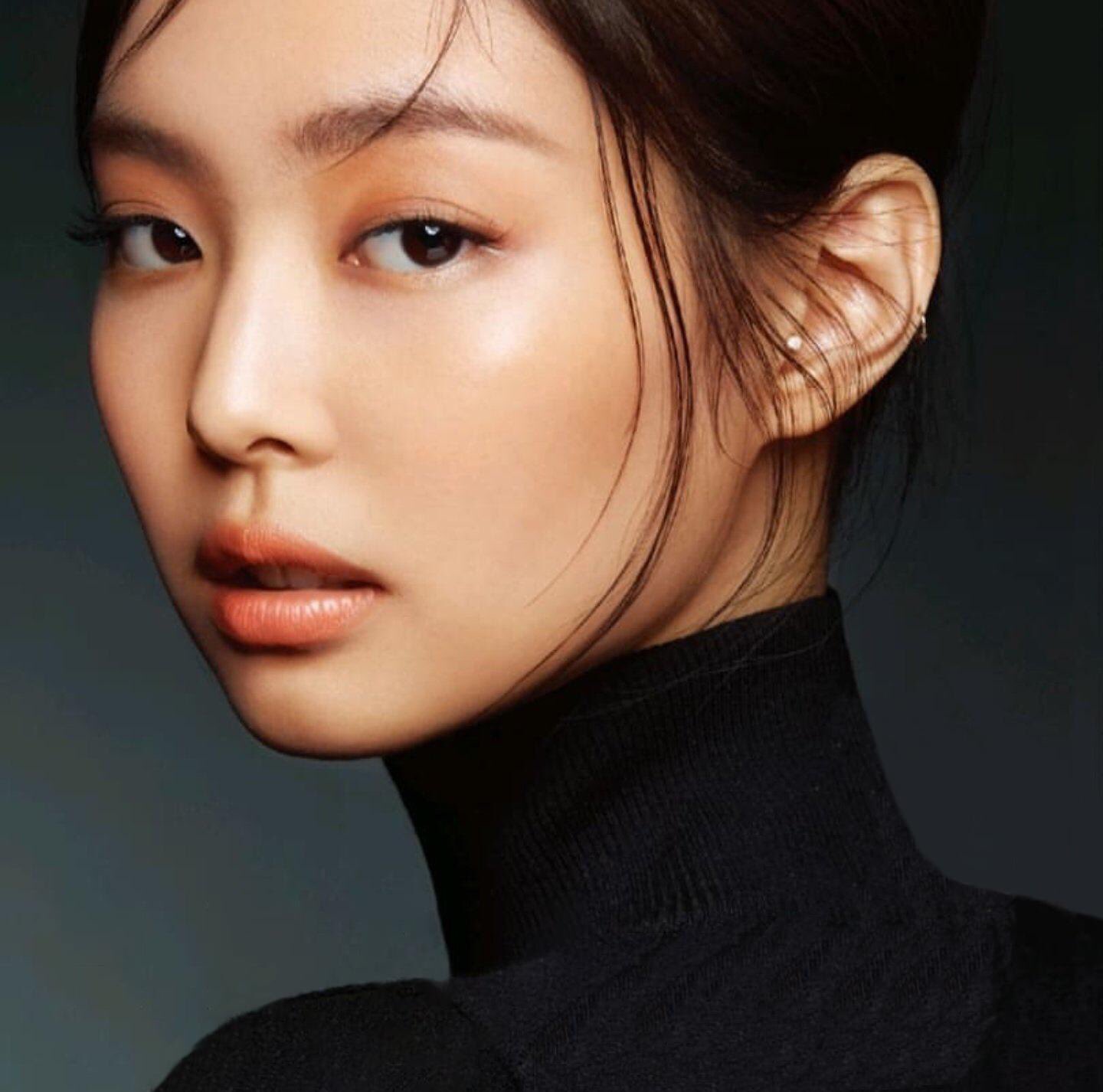 jæ on X: jennie wearing a black turtleneck and plain black shirt with  leather jacket... help me, god. https://t.co/dyKbuLcpXt / X