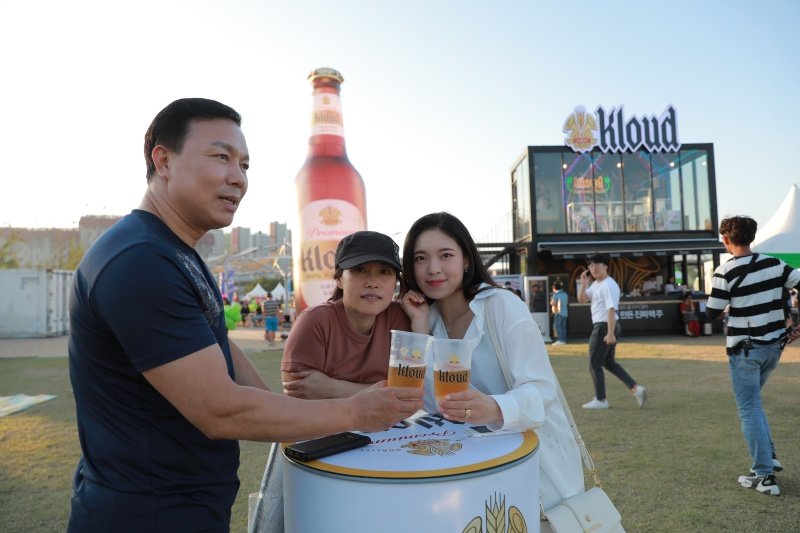 Songdobeerfest2's tweet photo. 맥주도 있고, 피크닉도 즐기고, 가족들과 나들이도 할 수 있고.... (이건 뭐 종합선물세트인가요?!)

이 모든 걸 할 수 있는 곳은 어디다?

바로, 송.도.맥.주.축.제!

주말 나들이 송도에서 즐겨보면 어때요?! 🤩

#송도맥주축제 #2019송도맥주축제 #주말나들이 https://t.co/PCZtjSCzB7