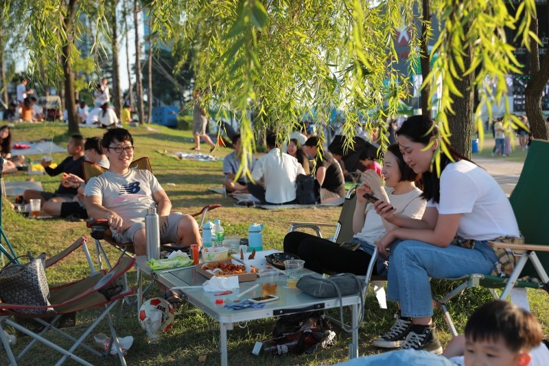 Songdobeerfest2's tweet photo. 맥주도 있고, 피크닉도 즐기고, 가족들과 나들이도 할 수 있고.... (이건 뭐 종합선물세트인가요?!)

이 모든 걸 할 수 있는 곳은 어디다?

바로, 송.도.맥.주.축.제!

주말 나들이 송도에서 즐겨보면 어때요?! 🤩

#송도맥주축제 #2019송도맥주축제 #주말나들이 https://t.co/PCZtjSCzB7
