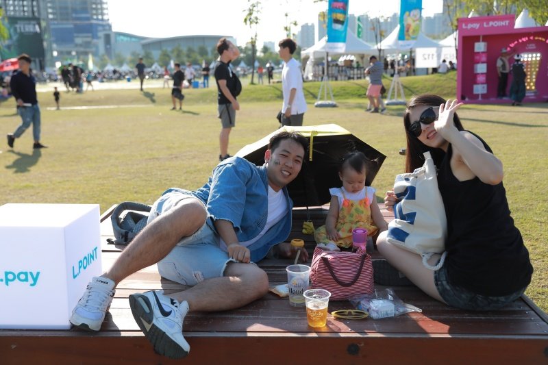 Songdobeerfest2's tweet photo. 맥주도 있고, 피크닉도 즐기고, 가족들과 나들이도 할 수 있고.... (이건 뭐 종합선물세트인가요?!)

이 모든 걸 할 수 있는 곳은 어디다?

바로, 송.도.맥.주.축.제!

주말 나들이 송도에서 즐겨보면 어때요?! 🤩

#송도맥주축제 #2019송도맥주축제 #주말나들이 https://t.co/PCZtjSCzB7