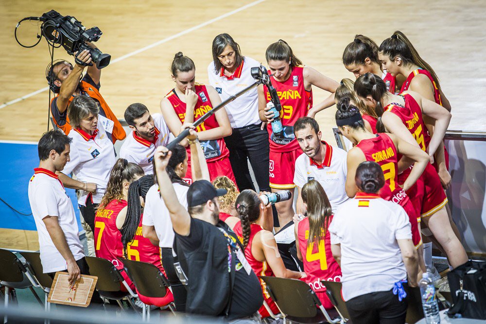 Canteroostos's tweet photo. Gran experiencia que sabe a 🥉.
Muchas gracias @BaloncestoESP por permitirme vivirla.Gracias a @BernatCanut por la confianza y muchas gracias a mis compañeros @jacintocarb @VictorCiavatini @MariadelMaRguez @m_solerbasket  @draruizgomez .Y a todas las jugadoras.Ha sido un placer https://t.co/GY6838fndv