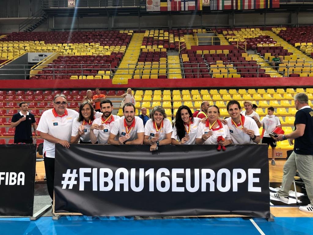 Canteroostos's tweet photo. Gran experiencia que sabe a 🥉.
Muchas gracias @BaloncestoESP por permitirme vivirla.Gracias a @BernatCanut por la confianza y muchas gracias a mis compañeros @jacintocarb @VictorCiavatini @MariadelMaRguez @m_solerbasket  @draruizgomez .Y a todas las jugadoras.Ha sido un placer https://t.co/GY6838fndv