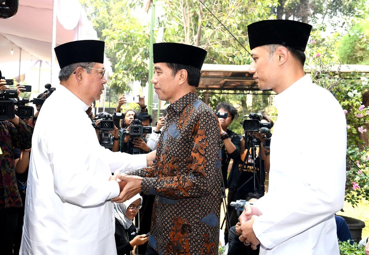 jokowi's tweet photo. Innalillahi wa inna ilaihi rajiun. Turut berduka atas wafatnya Ibu Siti Habibah, ibunda Bapak SBY. Seorang ibu yang telah sukses mengantarkan putranya menjadi seorang pemimpin. 

Semoga amal baik almarhumah diterima Allah SWT dan keluarga yang ditinggalkan sabar dan ikhlas. https://t.co/tgUpCT9A9B