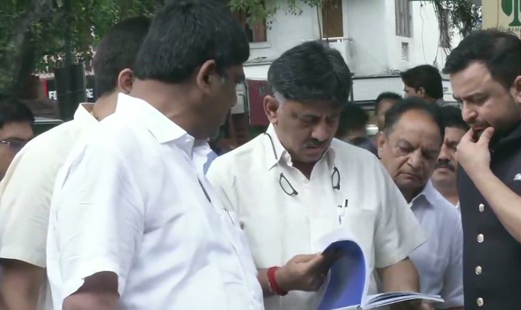 NiwanTimesInd's tweet photo. #Delhi : मनी लॉन्ड्रिंग मामले में जाँच एजेंसी के सामने पेश होने के लिए दिल्ली के प्रवर्तन निदेशालय कार्यालय ( #ED_Office ) पहुंचे कांग्रेस के वरिष्ठ नेता डीके शिवकुमार ।
@DKShivakumar @dir_ed https://t.co/TUhvzNPPmM