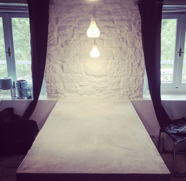 WeAreLifeStyles's tweet image. Back on the #concretetable. The more we work on it, the more beautiful &amp;amp; smooth &amp;amp; ‘marbled’ it becomes, so it’s actually quite difficult to stop. Hopefully, one day soon, we’ll be 💯% happy with it &amp;amp; can move onto something else. #renovation #diy #uniquefurniture #thehouse