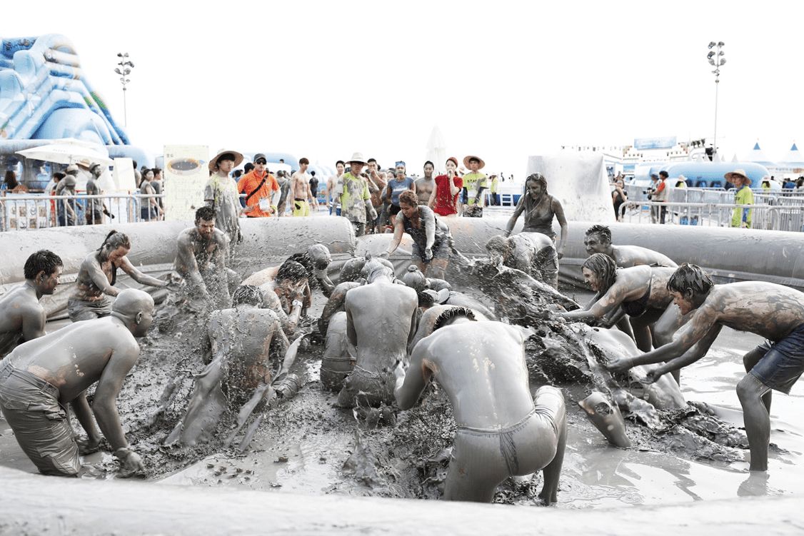 Calleenscrafts's tweet photo. Boryeong #Mud #Festival
This festival is indeed like no other
It is South Korea's largest mud & music festival which is celebrated every summer
It is held at #Daecheon beach in the heart of the city. This festival runs for two weeks
mud wrestling & mud king contests are held https://t.co/yjTUCuX6q6