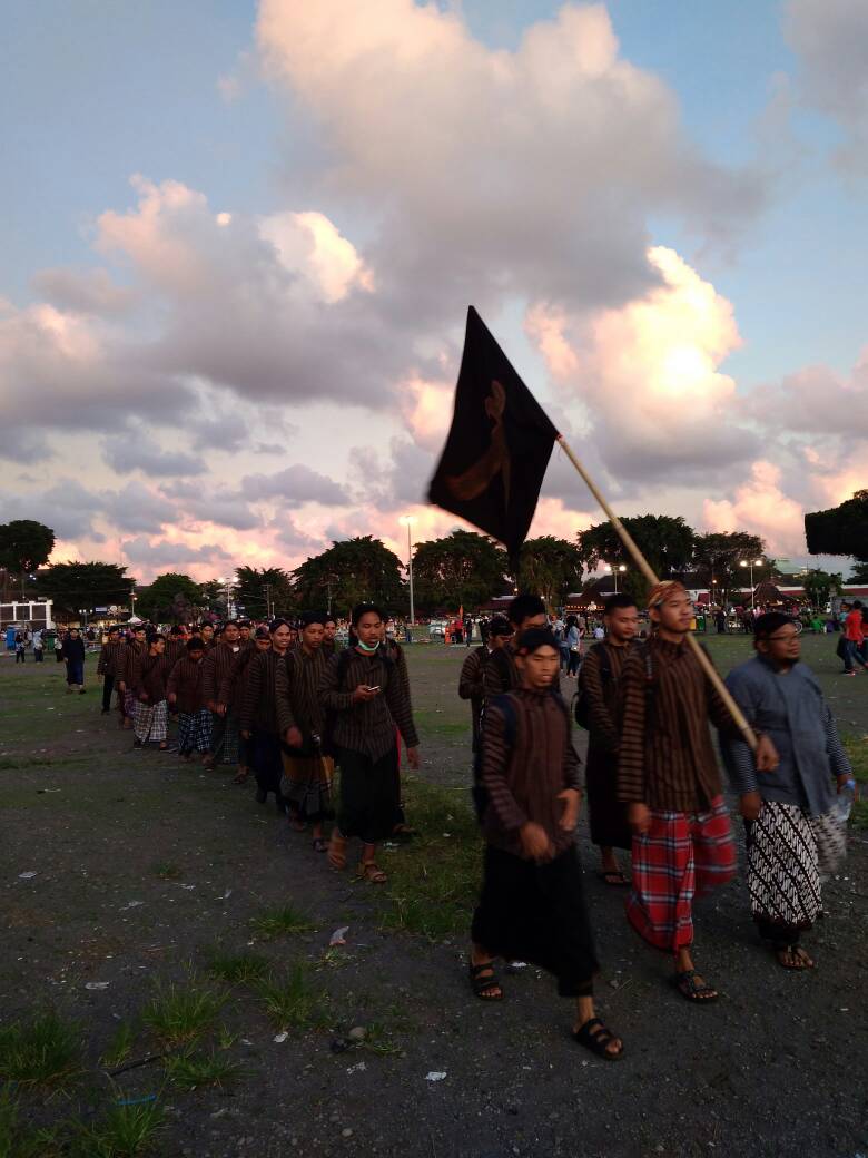 idayrusonegi's tweet photo. Sambut #Muharram1441HJogja saatnya hijrah https://t.co/VzGXQQ0J5J