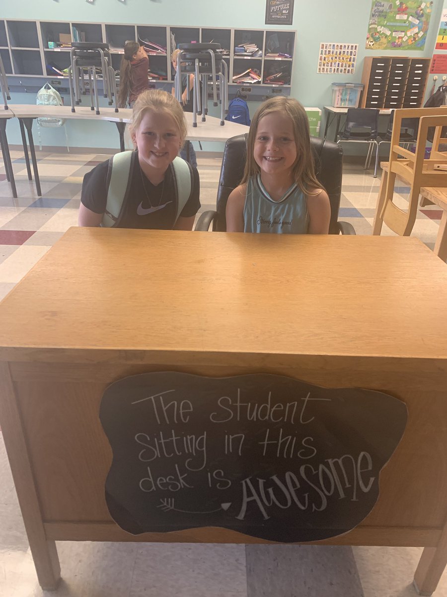 3BKrall's tweet photo. More awesome students sitting in the #awesomedesk! https://t.co/TtBuxScNEI