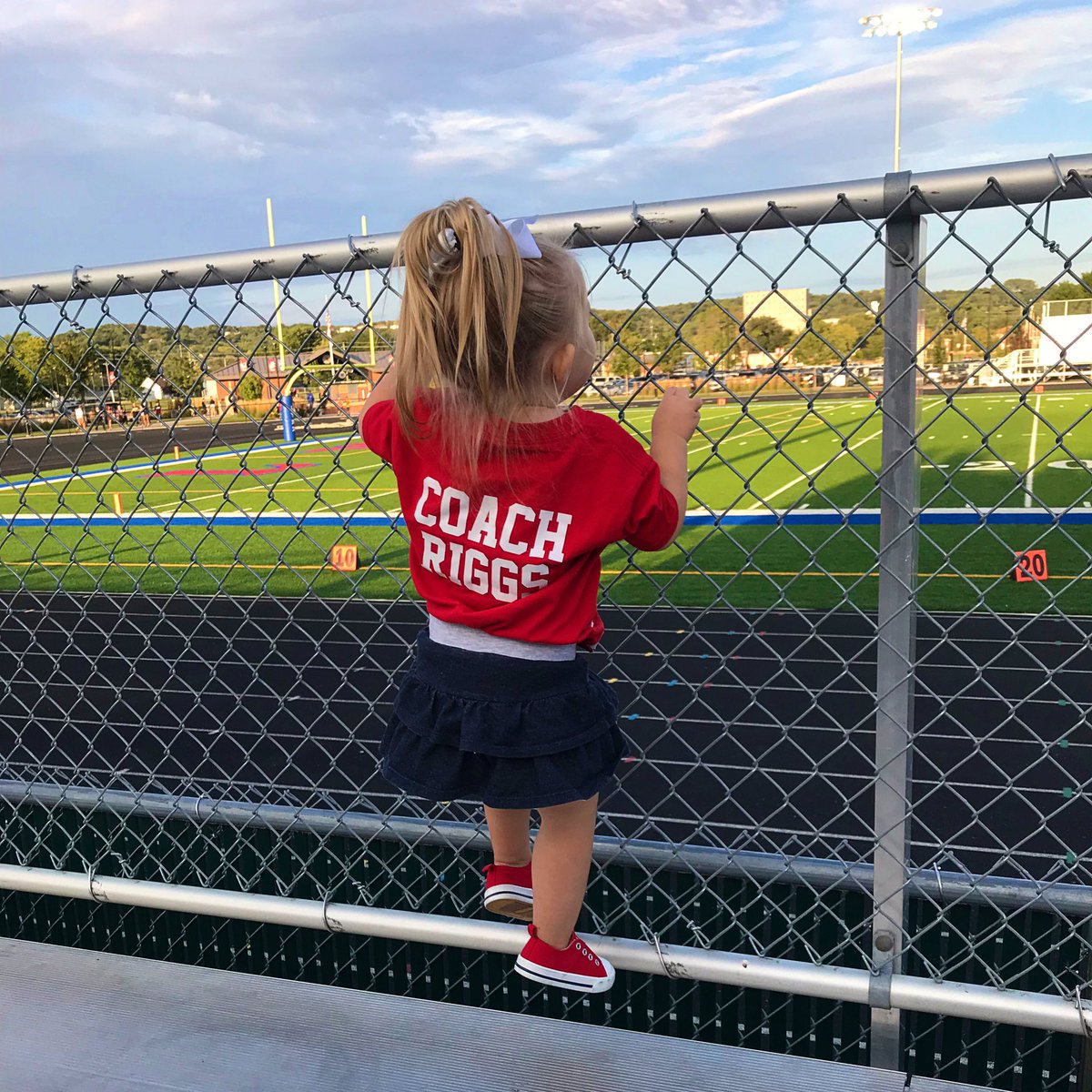 Hey @CoachRobRiggs your littlest fan was so excited to cheer you tonight on she was climbing the fence. 😬🤷🏼‍♀️🙃 #lynxnation #whendaddycoaches