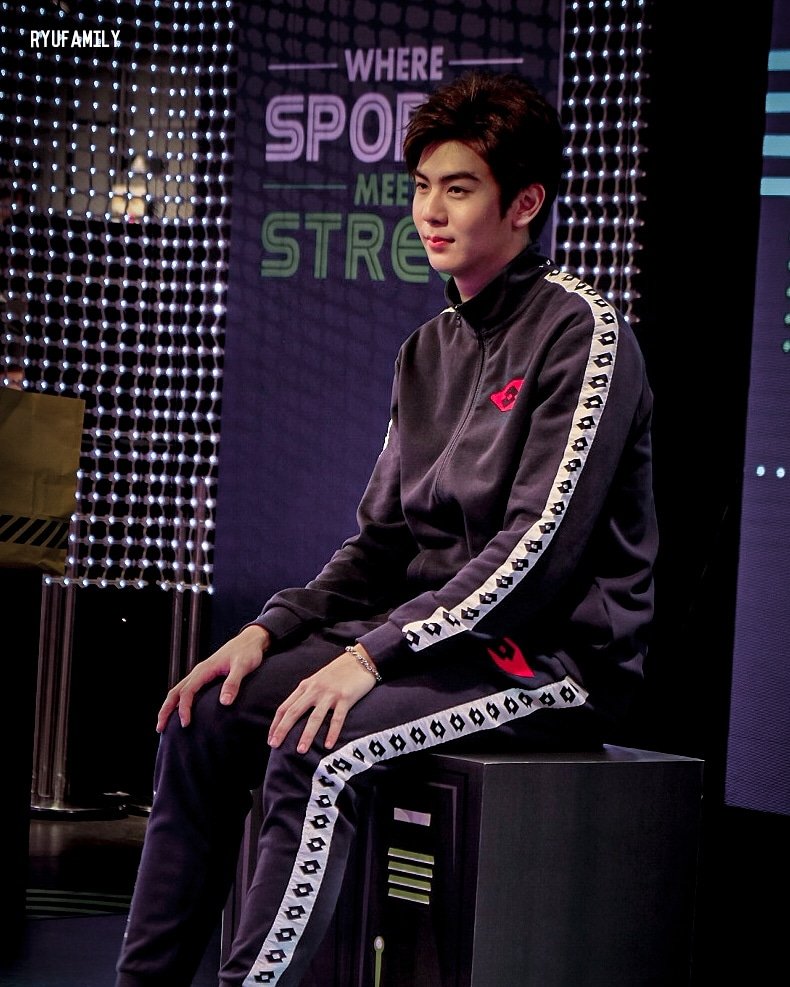 _RYUFamily's tweet photo. เช้าๆแบบนี้มีใครตื่นมาแล้วคิดถึงริวบ้างไหมน้อออออ...
#ริววชิรวิชญ์ #RyuVachirawich #RYUPOWER #RYUFamily #ch3thailand https://t.co/6S3OJqy8xw
