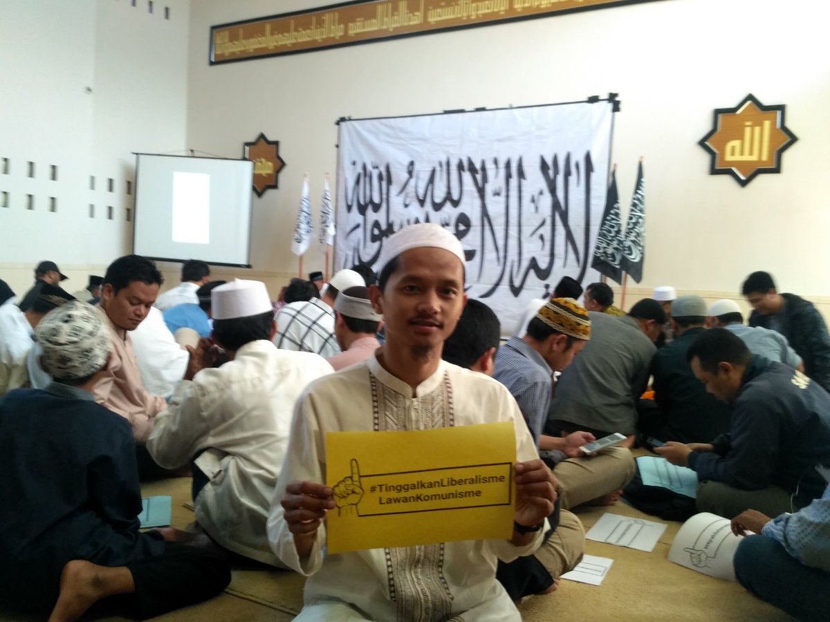 Romlie39242101's tweet photo. Moslem United Under Khilafah  #WeAreTheWorldKHILAFAH #WeAreTheWorldKHILAFAH #TinggalkanLiberalismeLawanKomunisme #HijrahSelamatkanIndonesia #HijrahMenujuSyariahKaffah #FFQA https://t.co/CBTfb7lPGc