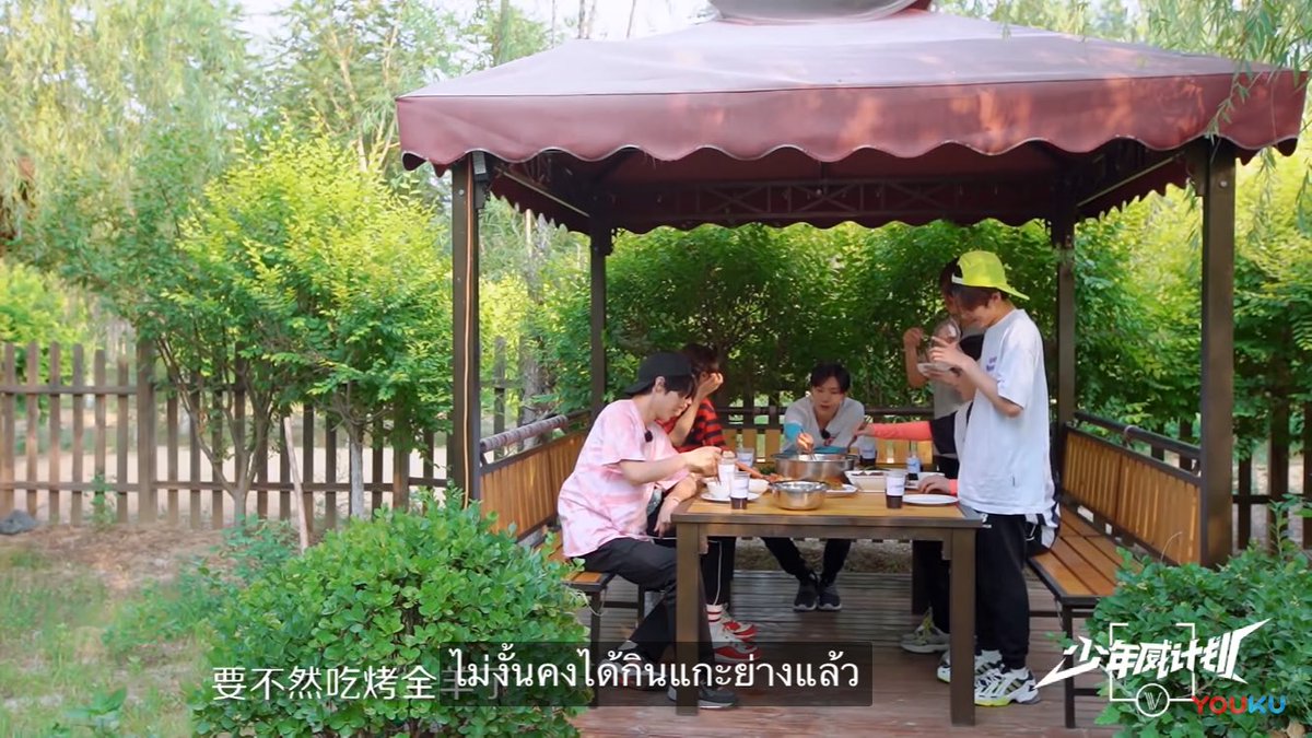 jajahla's tweet photo. เซียวจวิ้นไม่อยากกินไก่เพราะพึ่งไปจับไก่มา หยางหยางที่ได้ไปให้อาหารแกะเลยบอกว่า ดีนะไม่ได้เอาหัวแกะกลับมาด้วย ไม่งั้นคงได้ย่างกินแล้ว 55555555555555555555555 ย่างหัวแกก่อนเลย ไอ้เจ้าแกะ #WayVDreamPlan_EP3 https://t.co/OyC110NzOy