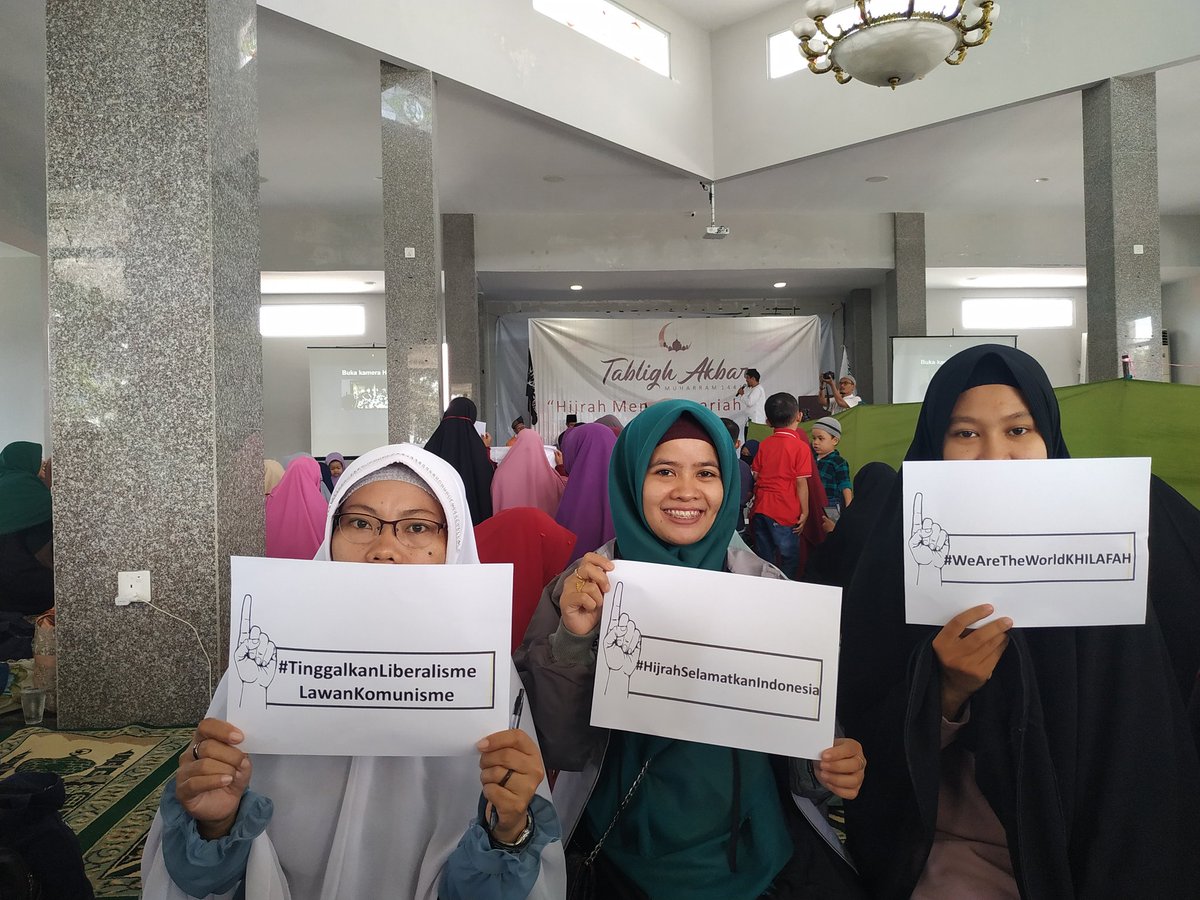 DianaIlfa's tweet photo. liberalisme dan komunisme adl ancaman yang nyata, ayo segera lawan #TinggalkanLiberalismeLawanKomunisme #WeAreTheWorldKHILAFAH #TinggalkanLiberalismeLawanKomunisme #HijrahSelamatkanIndonesia #HijrahMenujuSyariahKaffah #CFT3 https://t.co/9H2FVJJoIi