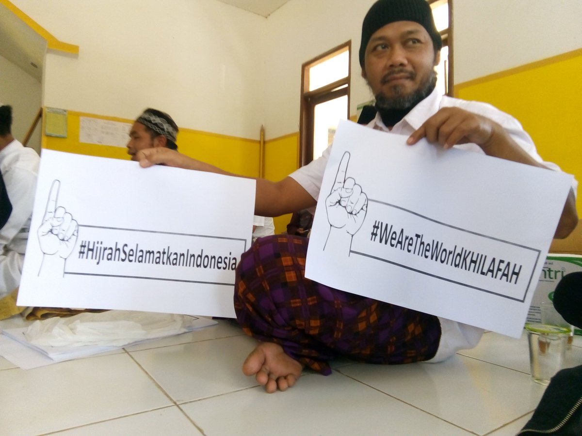 ZawawiFath's tweet photo. Selamatkan Indonesia dengan Syariah dan Khilafah #HijrahSelamatkanIndonesia #TinggalkanLiberalismeLawanKomunisme #WeAreTheWorldKHILAFAH #HijrahSelamatkanIndonesia #HijrahMenujuSyariahKaffah #DJAT https://t.co/ZTAwA9WDOP