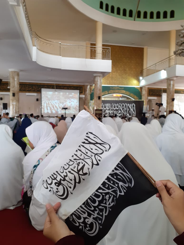 Nidaaaulhaq's tweet photo. tidak cukup dengan hijrah pribadi tapi sistem jg harus hijrah menuju syariah Islam #HijrahSelamatkanIndonesia #HijrahMenujuSyariahKaffah #HijrahSelamatkanIndonesia #WeAreTheWorldKHILAFAH #TinggalkanLiberalismeLawanKomunisme #BEE4 https://t.co/CedkmfvQeE