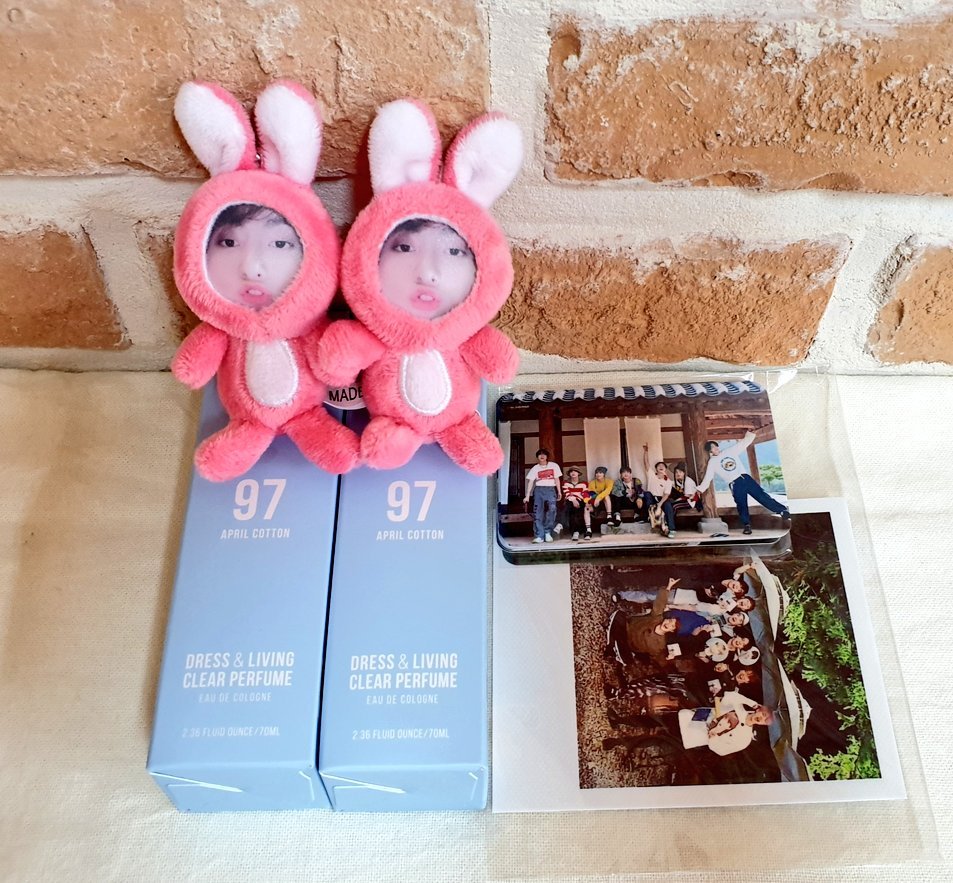baragi0613_7's tweet photo. 사랑하는 우리 정국이 생일을 축하는
소소한 RT이벤트입니다🥰
핸드폰이나 가방에 달 수 있는 토끼꾹+
제가 넘나 좋아하는 드레스룸97 + 포카와 폴라로이드 사진 두 분 보내드려요💕

#정국아보라해 
#정국아생일축하해 
#HappyJungkookDay 🎉🎉
#MPN #BTS  @BTS_twt https://t.co/rjkS7bcbXI