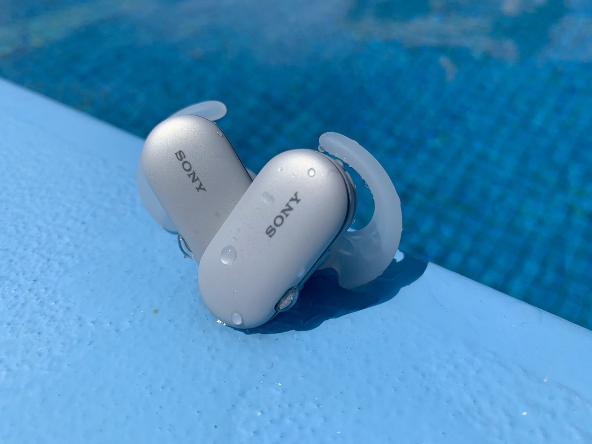 hidebusa1's tweet photo. WF -SP900は本体に4GBのメモリがあるので、PCから好きな曲を入れておき、泳ぐ時はBluetoothは切ってプレイヤーモードで聴きます。つまり、スマホは使わず本体だけで聴けます。難点はバッテリーの持続性かな。。2時間程度のスイミングなら問題なしです #wfsp900 #ソニー #SP900 https://t.co/R2YRiyV0do