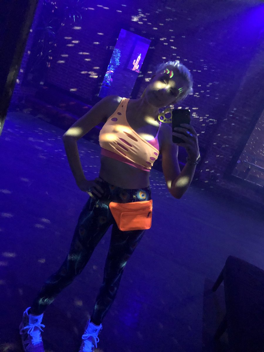 lea luna tweet media