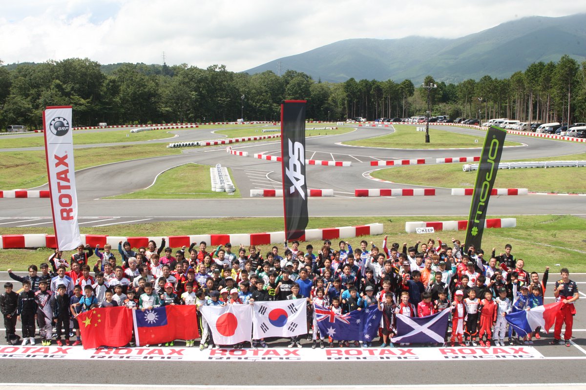 JAPANKART's tweet photo. MAXフェスティバル、恒例の集合写真。富士山が見えたらよかったんですけどね。細かくチェックしていませんが、今年は変顔選手権は開催されていないですよね。
じゃんけん大会ではマスターズの成田春光選手がエンジンを獲得‼ https://t.co/oXCj5HwftS
