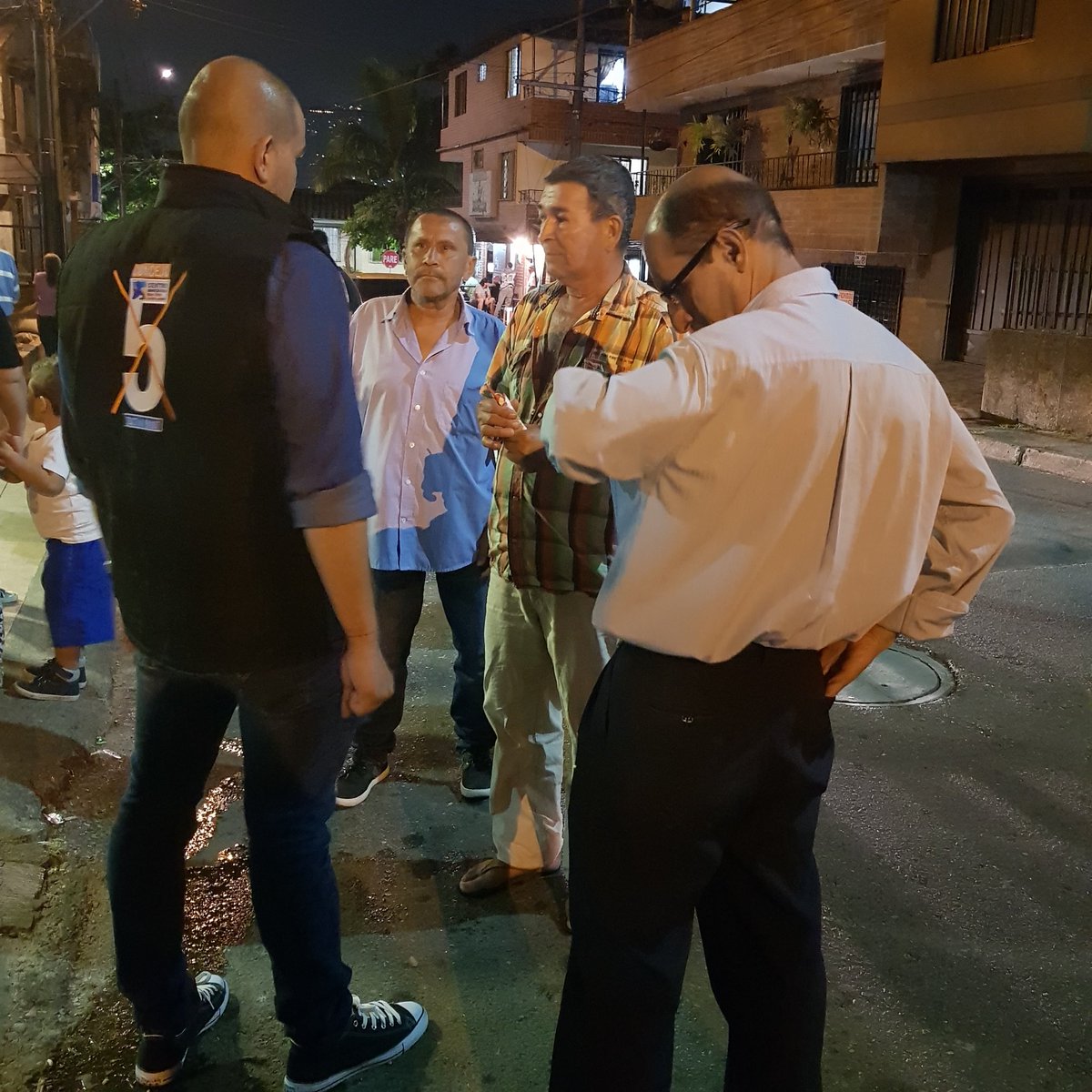 soysebasramos's tweet photo. #NoParamos Lo que vuelve emocionante este proceso es la receptividad que tiene la gente con nuestro proyecto "Ideas con el corazón" para el CONCEJO de Itagüí.
esta noche estuvimos hablando con amigos en el barrio Samaria.

 #VamosConToda
#SebastianRamos #DeBarrioEnBarrio #CD5 https://t.co/AAqiB9lJ1r