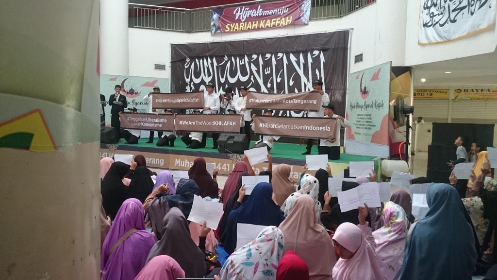 Islamidina8's tweet photo. Hijrah itu jangan setengah-setengah. Hijrahlah secara kaffah #HijrahMenujuSyariahKaffah #HijrahSelamatkanIndonesia #TinggalkanLiberalismeLawanKomunisme #WeAreTheWorldKHILAFAH #HijrahMenujuSyariahKaffah #JA54 https://t.co/JgTlpfaTG1
