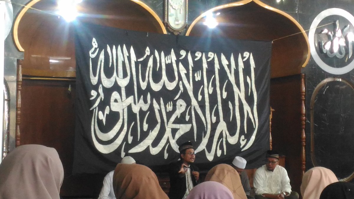 SumayyahSri's tweet photo. #Muharram1441HBukittinggi
#HijrahMenujuSyariahKaffah
#HijrahSelamatkanIndonesia
#TinggalkanLiberalismeLawanKomunisme
#WeAreTheWorldKHILAFAH https://t.co/yN1gz4x19z