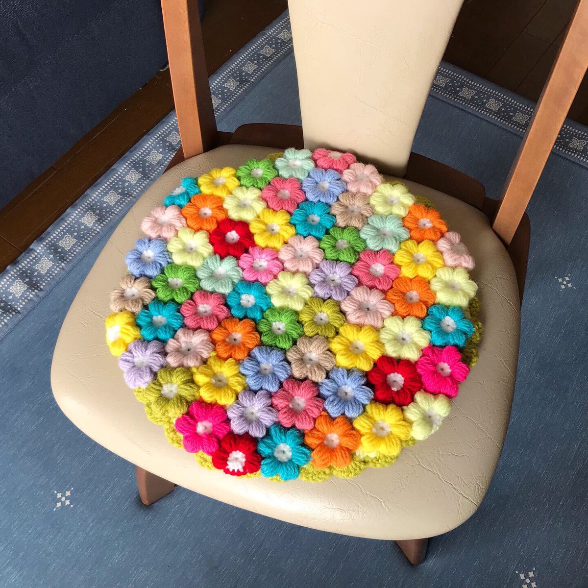 Buri Natti モリーの花と玉編みで リバーシブル出来る円座を作りました 重ねたことにより 厚みがでて 座り心地も良いです モリーの花 玉編み 円座 座布団 編み物 かぎ針編み リバーシブル