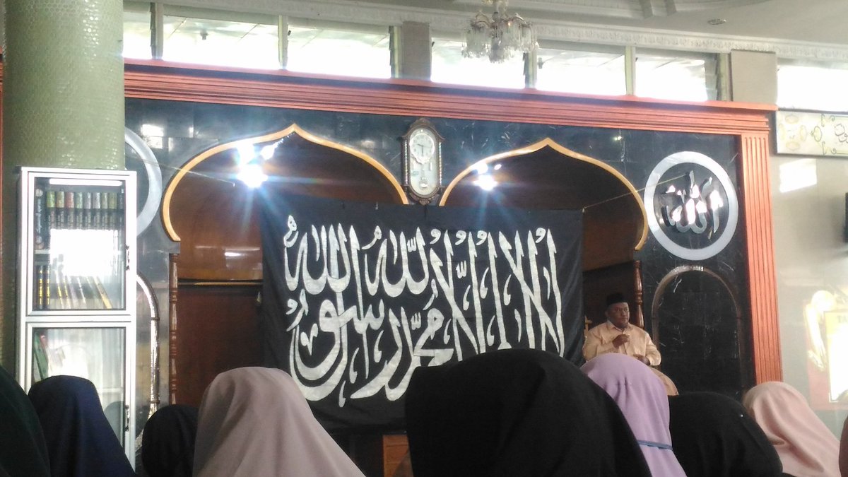 SumayyahSri's tweet photo. #Muharram1441HBukittinggi
#HijrahMenujuSyariahKaffah
#HijrahSelamatkanIndonesia
#TinggalkanLiberalismeLawanKomunisme
#WeAreTheWorldKHILAFAH https://t.co/avBvzege4L