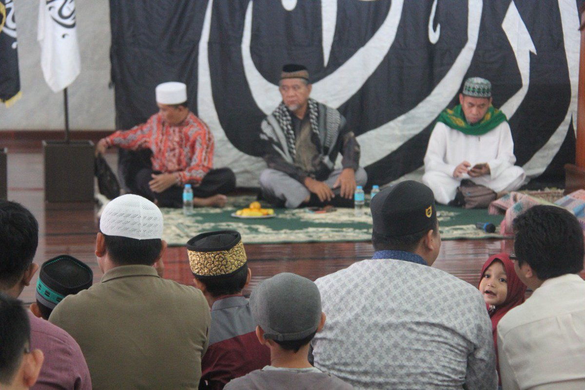 FayyadhArief's tweet photo. #Muharram1441HTangsel
#WeAreTheWorldKhilafah
#TinggalkanLiberalismeLawanKomunisme
#HijrahSelamatkanIndonesia
#HijrahMenujuSyariahKhilafah https://t.co/ENKX9bNUHa