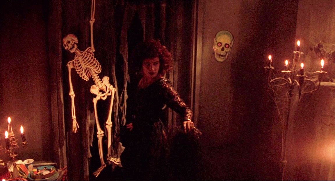 RavenLunachick's tweet image. Does anyone else think of #NightOfTheDemons (1988) when they watch this movie too?!! #HellNight #LindaBlair #MutantTheater #MutantFam #horrorfam #HorrorMovies #80sHorror