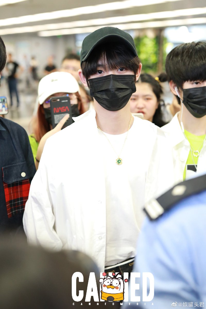 dingchengxin024's tweet photo. #台风少年团 #typhoonteens #丁程鑫   #딩청신  #ディンチェンシン #Dingchengxin #Chengxin #TF家族 #TFFamil
cr:logo 
at airport https://t.co/SNdmeliXaB
