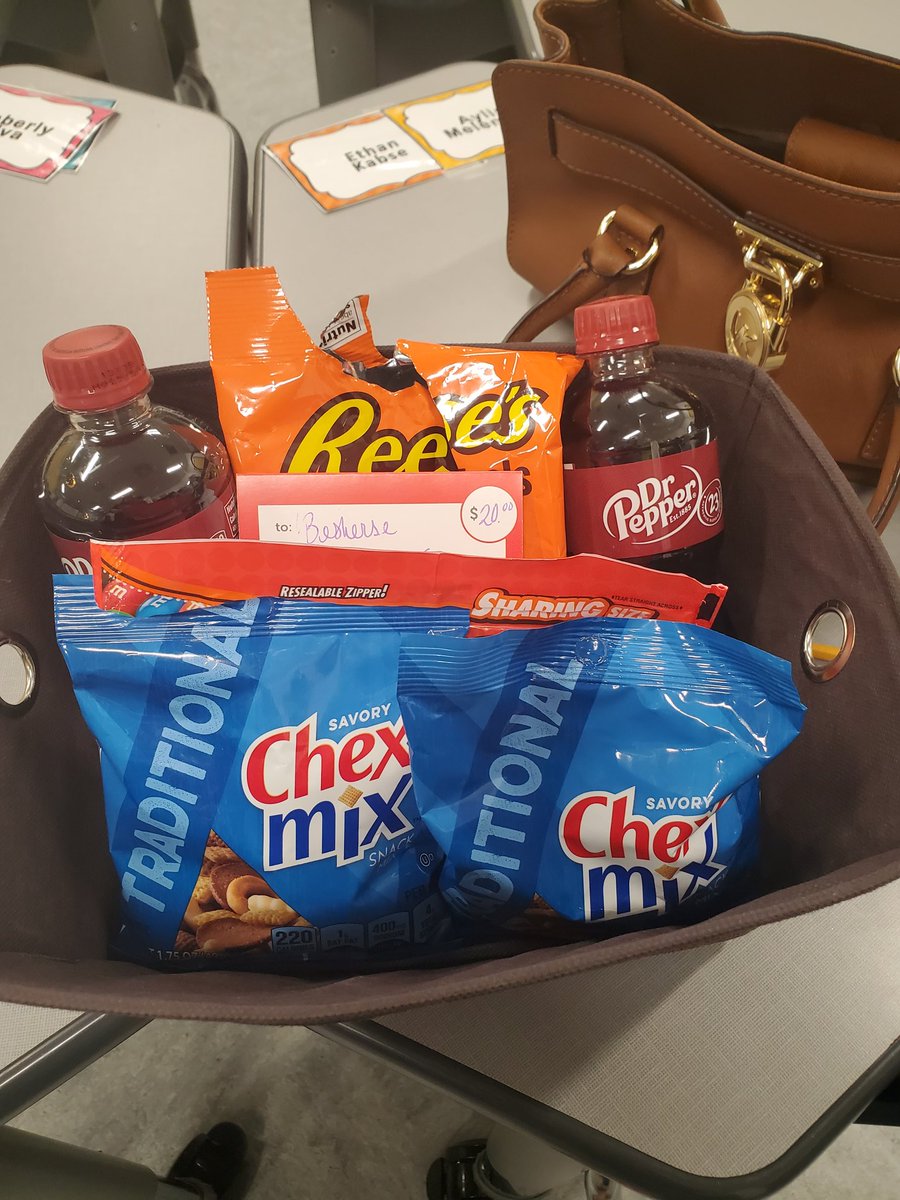 Donabesherse's tweet photo. Thanks so much for my friendship basket today @kasie1108. It made my day! #blessed #thisisDietz @CISDDietz https://t.co/mnes931hOt