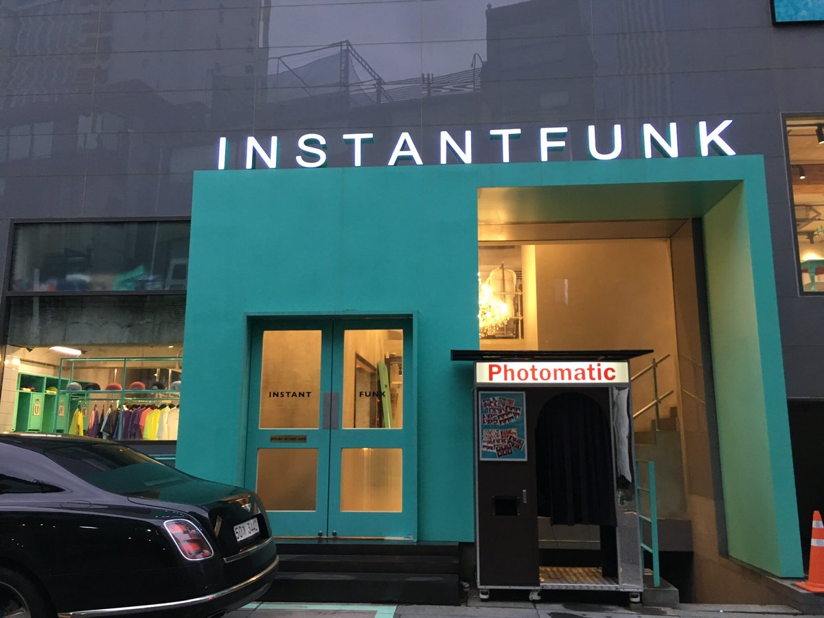 konaneun0404's tweet photo. 【INSTANTFUNK 】
今、大注目のブランド
お店は可愛いすぎだし💚
デザインはBTSやBLACKPINKの
スタイリストさん✨🌹
⬇︎詳細は記事で💜
https://t.co/vlAjqO2uxh
#manimani #manigirl #BTS #BLACKPINK #ARMYと繋がりたい #armyRT #韓国ファッション #韓国好きな人RT #BTSARMY https://t.co/zb57ISibY2