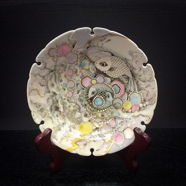 ギャラリー桃青 藤本 友 Yu Fujimoto 絵皿 小 幻想泳魚 Small Painted Dish Fantasy Swimming Fish 藤本友 色絵 絵付け 金彩 絵皿 Dish やきもの Yufujimoto Fish Fantasy ギャラリー桃青 作陶展 展覧会 Gallerytosei Ceramicart ギャラリー桃青 藤本 友 Yu Fujimoto 絵皿 小 幻想泳魚 Small Painted Dish Fantasy Swimming Fish 藤本友 色絵 絵付け 金彩 絵皿 Dish やきもの Yufujimoto Fish Fantasy ギャラリー桃青 作陶展 展覧会 Gallerytosei Ceramicart
