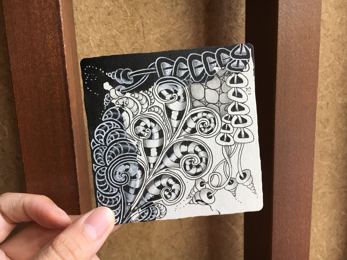 U_Midori_'s tweet photo. サイン書いちゃったけど、どちらを正面にしようか悩みます🧐#zentangle https://t.co/r6aYSNmFFz