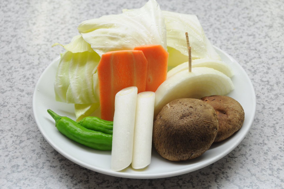 一升びん 鈴鹿店 公式 على تويتر 今日は 野菜の日 焼肉屋でも野菜はたくさん食べれます 当店の包み野菜 430税抜 は安心安全の国産です また 色々な種類の新鮮な野菜が楽しめる 焼き野菜盛り合わせ 500税抜 も人気です 一升びん 焼肉 野菜 三重