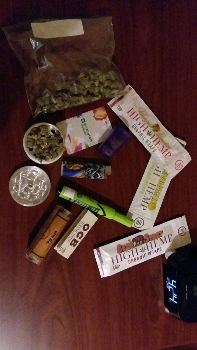 smokebluntly's tweet photo. Stopped at Stuff 2 Puff in #oceanbeach for some #stoner essentials before checking in to the hotel, which is NOT getting a #420friendly endorsement from us, just sayin'.  😎

#cannabis #california #LaborDayWeekend #Legalizeit #cannabisculture https://t.co/fBpTBDZLsW