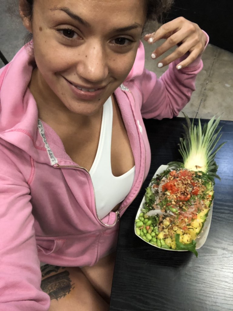 PearlGonzalez's tweet photo. Pineapple N Poke 🍍 My treat for a hard week! 🥰 https://t.co/uo6dyFQ2D2