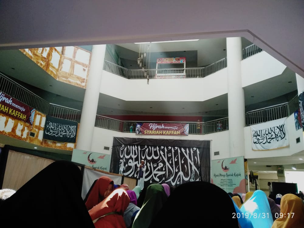 Peraa1453's tweet photo. Bulatkan tekad! Ayo hijrah! #HijrahMenujuSyariahKaffah #WeAreTheWorldKHILAFAH #TinggalkanLiberalismeLawanKomunisme #HijrahSelamatkanIndonesia #HijrahMenujuSyariahKaffah #F555 https://t.co/h52rBiDdVH