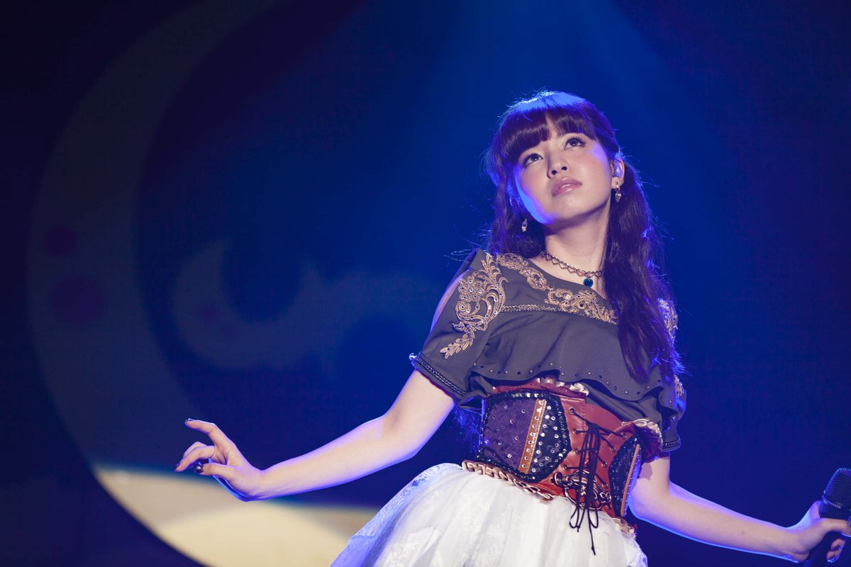 WorldHaruna's tweet photo. Día 27.  Luna en el escenario. Hay muchas fotos que pondría poner aquí pero elegí 16 de mis favoritas, algunas son fotos de hace tiempo y otras son recientes   
#30DaysLunaChallenge
#春奈るな 
#るな氏 
#HarunaLuna https://t.co/BT4H0ylOuv