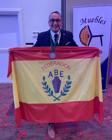 🍸El carballinés Guillermo ‘Willy’ González (Café Cocktail-Bar Moon 93), que acaba de proclamarse subcampeón del Panamericano de Coctelería 2019, celebrado en Panamá.
laalacenaroja.com/noticia/5980