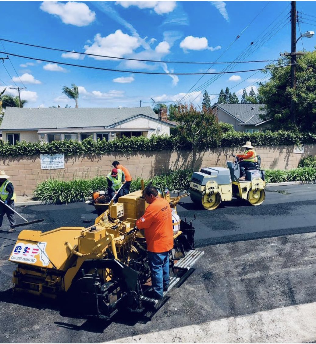 calistatepaving's tweet photo. I know using #heavymachinery looks easy; but believe me each crew member MUST go through a complete training on #knowledge &amp; #operation before they are able to begin operating one ☝🏻 #SafetyFirst #teamwork #KnowledgeIsPower #Operations @calistatepaving 🇺🇸 https://t.co/Y9zMQYVSDf