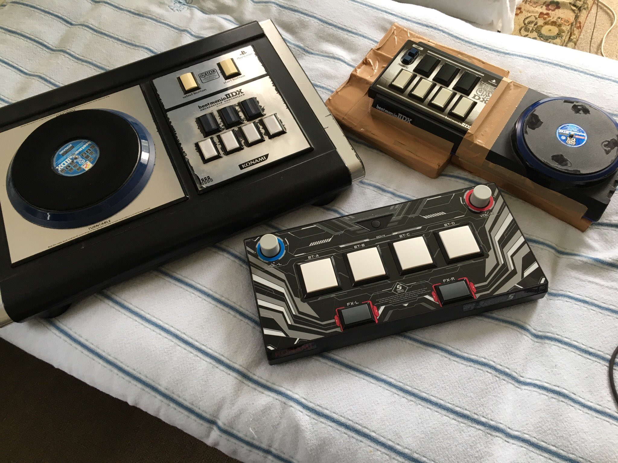 だいごろう 弐寺専コン アケコン Sdvx エントリーコンのサイズ比較 アケコン改めて見るとめっちゃデカイな Infinitasプレコンか海外コンもしゲットする機会あれば三和ボタンだけ取って売るか アケコン 専コンどけてsdvx コンだけにしたら机が広いwww