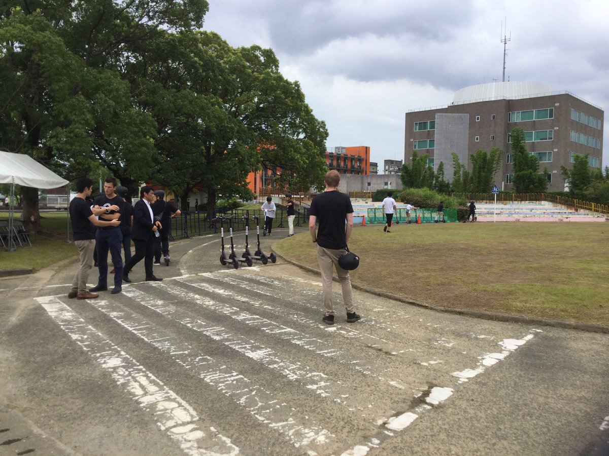BokulanoBlossom's tweet photo. フィンランドで使用した電動式キックボードが福岡市でも推進および普及される予定ということで試乗会に行ってきました MAX時速20km/hで快適に乗れるし通勤時に使いたい 是非とも早く導入してほしい！ #新谷的福岡日常 #befreewithbird #Bird日本初上陸 https://t.co/iQnYv1bJXW