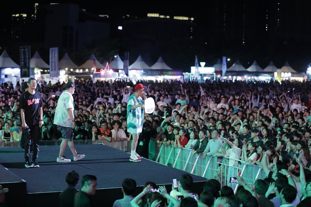 Songdobeerfest2's tweet photo. 송도맥주축제를 뜨겁게 달군, DJ DOC (디제이 덕 아님... 😆)

오늘, 31일, 마지막까지, 송도맥주축제는 달리고 또 달립니다!

#송도맥주축제 #2019송도맥주축제 #DJDOC https://t.co/Jd1tjXz8Y2